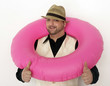 Mann mit Strohhut und Schwimmreif
