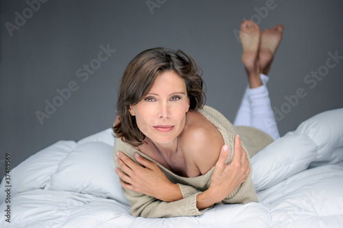 Photo: femme mure au réveil femme mure au réveil
