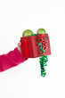 Kind hält Päckchen mit Christbaumschmuck