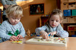 Foto: Kinder spielen mit Puzzle Kinder spielen mit Puzzle