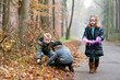 Foto: Kinder spielen im Wald Kinder spielen im Wald