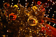 Kugeln und Lichterkette an einem Weihnachtsbaum