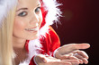 Santa Frau mit Weihnachtsmütze lächelt