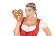 Blonde junge Frau im Dirndl mit Lebkuchenherz