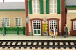 Bahnhof mit wartenden Gästen Modelleisenbahn