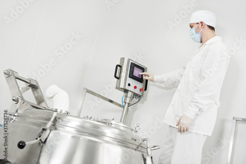Foto: pharmaceutical factory worker pharmaceutical factory worker