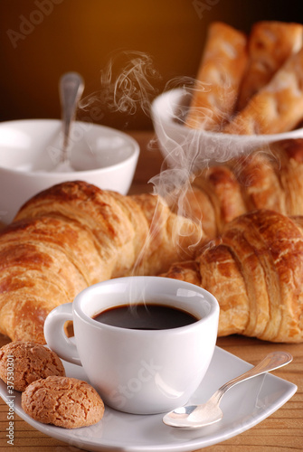 Photo: caffè, croissant e amaretti - uno caffè, croissant e amaretti - uno