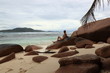 femme sur plage de rochers roses de la digue