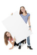 Deux jeunes filles montrant une affiche blanche Deux jeunes filles montrant une affiche blanche