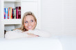 portrait einer blonden jungen frau