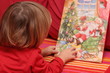 Foto: Kleiner Junge öffnete Adventskalender Kleiner Junge öffnete Adventskalender