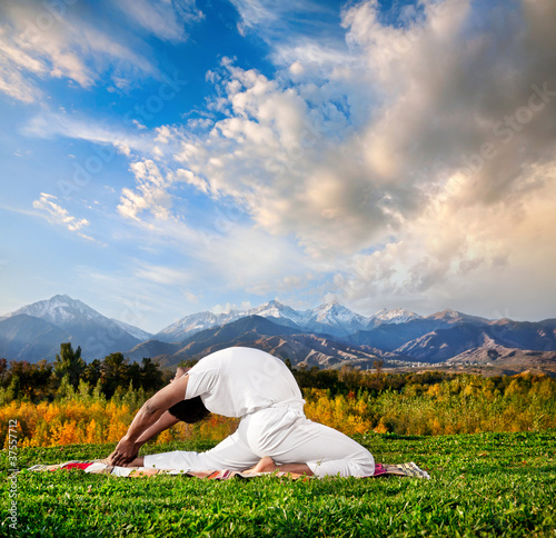 Photo: Yoga valakhilyasana pose Yoga valakhilyasana pose