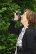 Foto: Seniorin unterwegs mit Fotokamera Seniorin unterwegs mit Fotokamera