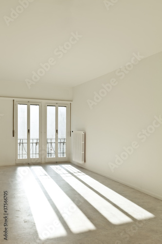 Photo: camera vuota con luminose finestre camera vuota con luminose finestre