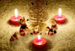 babbi natale con albero e luci
