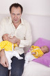 Vater mit seinen eineiigen Zwillingstöchtern
