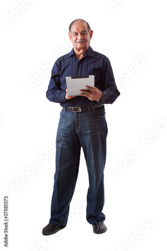 Foto: East Indian Man using an iPad digital tablet East Indian Man using an iPad digital tablet
