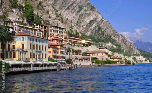 Foto: Ansicht von Limone sul Garda am Gardasee in Italien Ansicht von Limone sul Garda am Gardasee in Italien