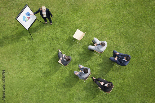 Foto : Business people having meeting outdoors Business people having meeting outdoors