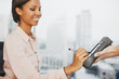 Foto: Woman writing signature on electronic device Woman writing signature on electronic device