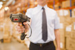 Foto: Businessman holding scanner in warehouse Businessman holding scanner in warehouse