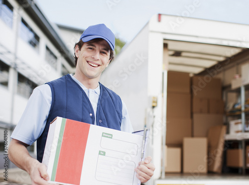 Foto: Deliveryman holding package Deliveryman holding package