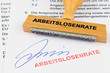 Holzstempel auf Dokument: Arbeitslosenrate