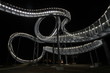 Achterbahn Skulptur bei Nacht