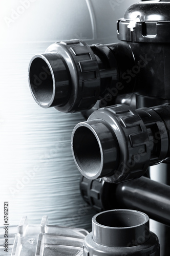 Foto: New pipes against steel background New pipes against steel background
