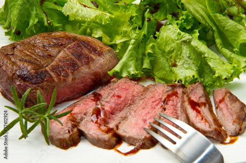 Foto: tagliata di manzo con insalata verde tagliata di manzo con insalata verde