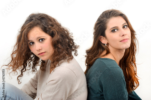 Photo: 2 amies adolescentes assises dos à dos 2 amies adolescentes assises dos à dos