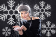 Foto: frau mit Schnee in Fashion freut sich frau mit Schnee in Fashion freut sich