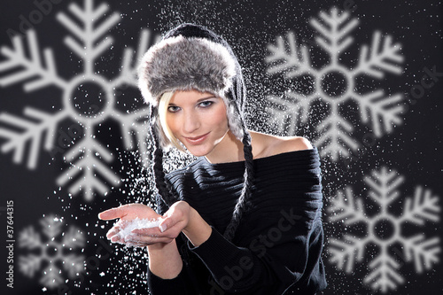 Photo: frau mit Schnee in Fashion freut sich frau mit Schnee in Fashion freut sich