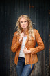 Foto: Portrait of beautiful blond woman with leather jacket Portrait of beautiful blond woman with leather jacket