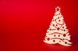 decorazione albero natale su sfondo rosso decorazione albero natale su sfondo rosso