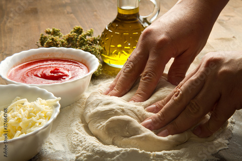 Foto: preparazione pizza preparazione pizza