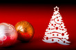 palla di natale color oro su sfondo rosso con albero bianco