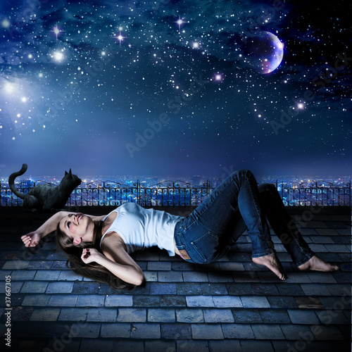 Photo: Mädchen auf Dach liegend unter wunderschönem Sternenhimmel / h Mädchen auf Dach liegend unter wunderschönem Sternenhimmel / h