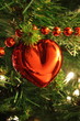 Albero addobbato con cuore e perline rosse Albero addobbato con cuore e perline rosse
