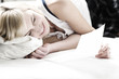 junge Frau auf Bett liest Brief