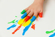 Kind malt mit Fingerfarben