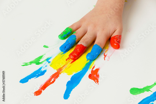 Photo: Kind malt mit Fingerfarben Kind malt mit Fingerfarben