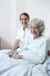 Foto: Pflegerin und Seniorin lachen in die Kamera Pflegerin und Seniorin lachen in die Kamera