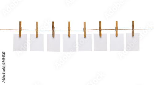 Foto: clothes peg and note paper on clothes line rope clothes peg and note paper on clothes line rope