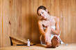 Foto: Young woman relaxing in a sauna Young woman relaxing in a sauna