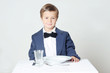Junge zu Tisch