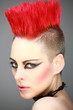 Frau mit rotem Iro Punk