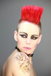 Frau mit rotem Iro Punk Tattoo