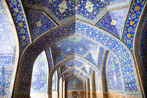 Photo: Tiled orienta arcs and pillars on Jame Abbasi mosque, Esfahan Tiled orienta arcs and pillars on Jame Abbasi mosque, Esfahan
