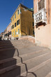 Escalier devant des maisons colorées à Venise